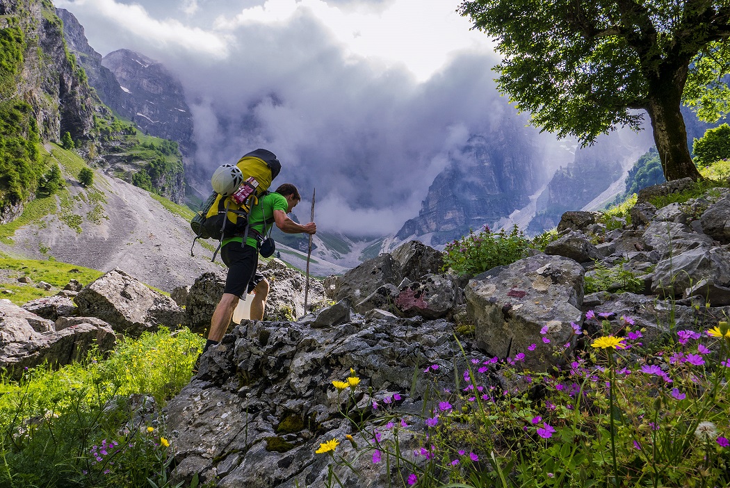 Luka Krajnc erreicht die 700 Meter hohe Kalksteinwand des Papignut. © Marko Prezelj